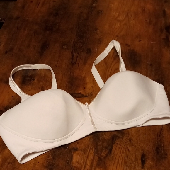 Vanity Fair Other - Like New White Vanity Fair 40D Lightly padded Wirefree Bra